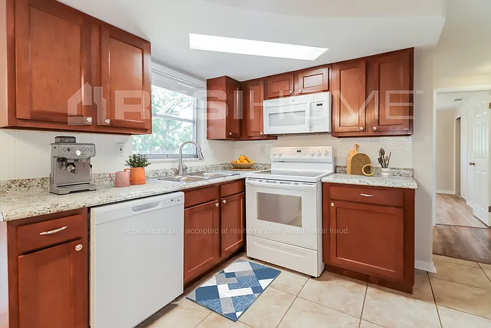 3 bed, 1.5 bath, 1056 sqft, $1,595 — Photo 2