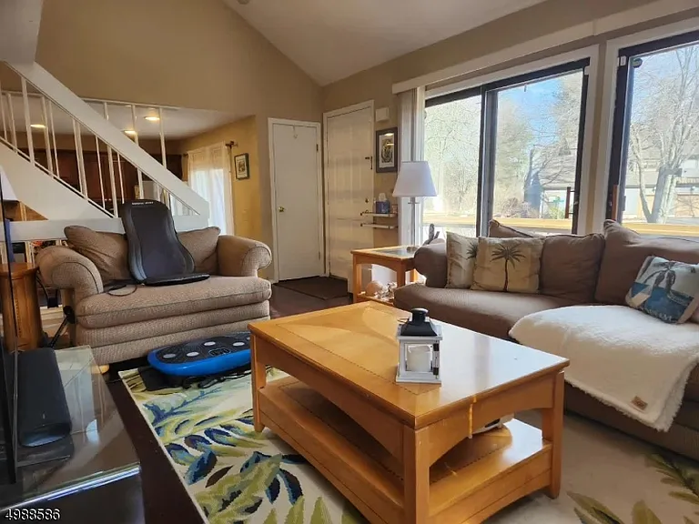 64 Sycamore Ct — Photo 3