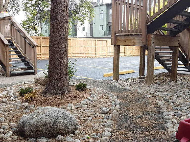 Arvada Pines, Quiet walkways