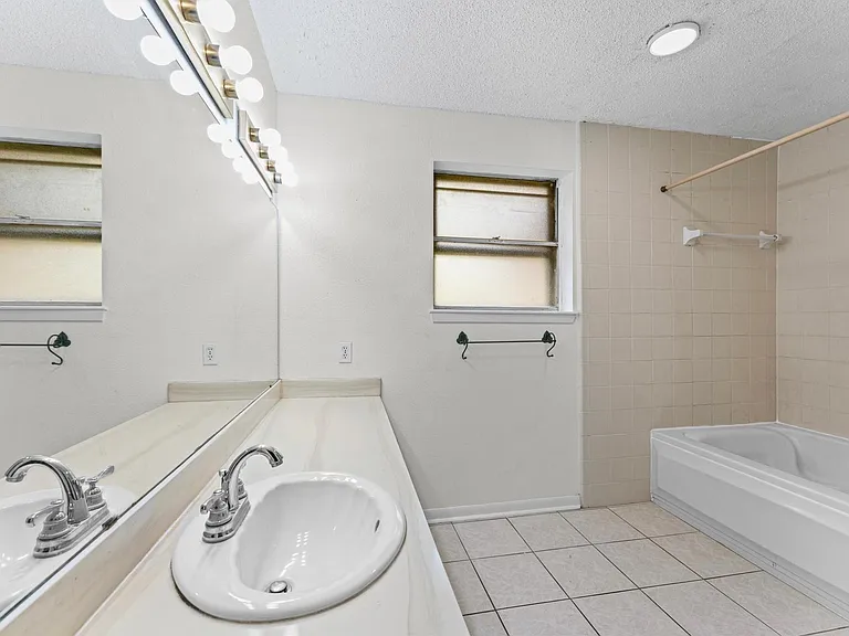 11914 Meadowtrail Ln — Photo 12