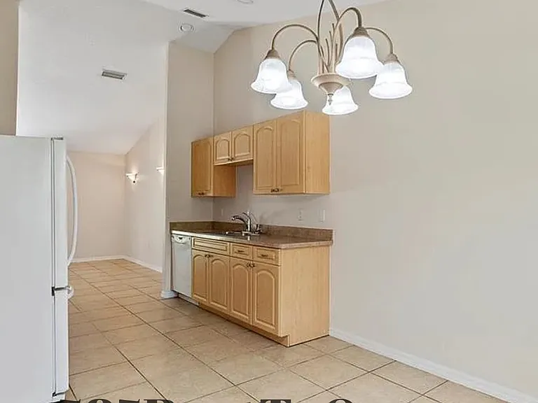 1204 Waycross St — Photo 6