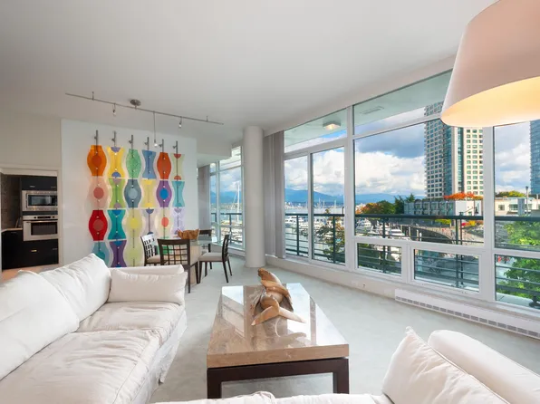499 Broughton St #203, Vancouver, BC V6G 3K1