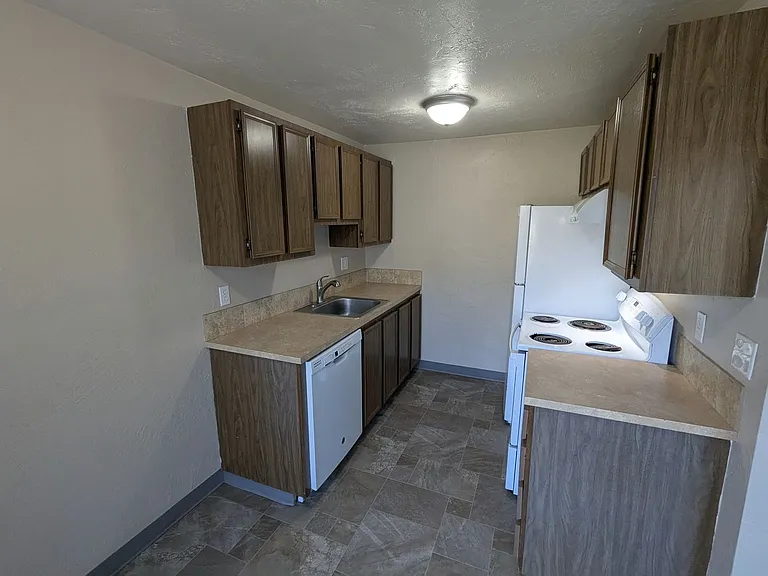 Apartment in West Salem near banks, shopping areas, bus lines, and downtown! ~ Colonial — Photo 68