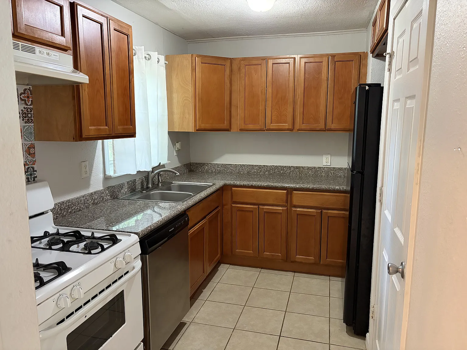3 bed, 1366 sqft, $1,495 — Photo 3