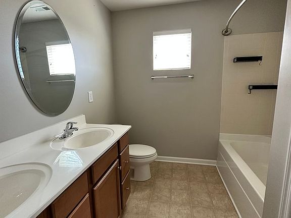 4th image of 827 Somerton Dr