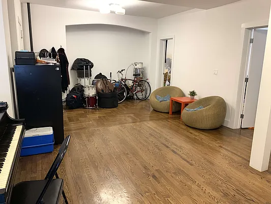 Rented by Tapiro Realty | media 13