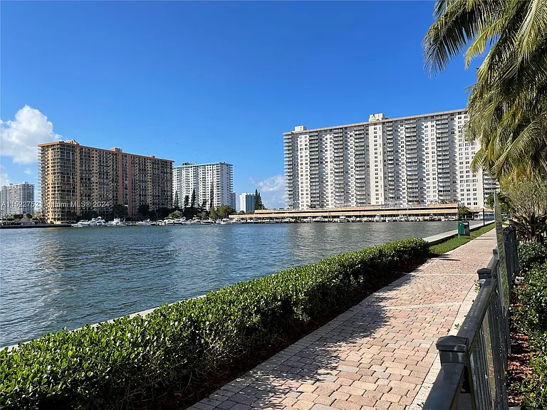 17145 N Bay Rd #Penthouse 4609 — Photo 29