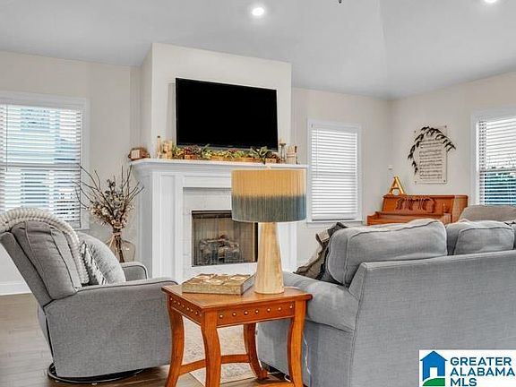 5th image of 205 Macdonald Ct