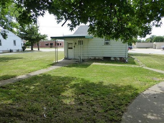 LARGE BACKYARD AND PATIO