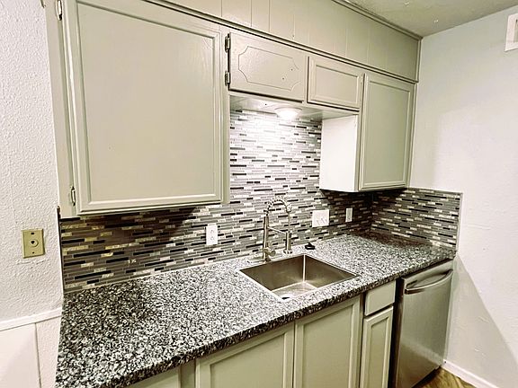 4th image of 425 Gilmer St APT 9