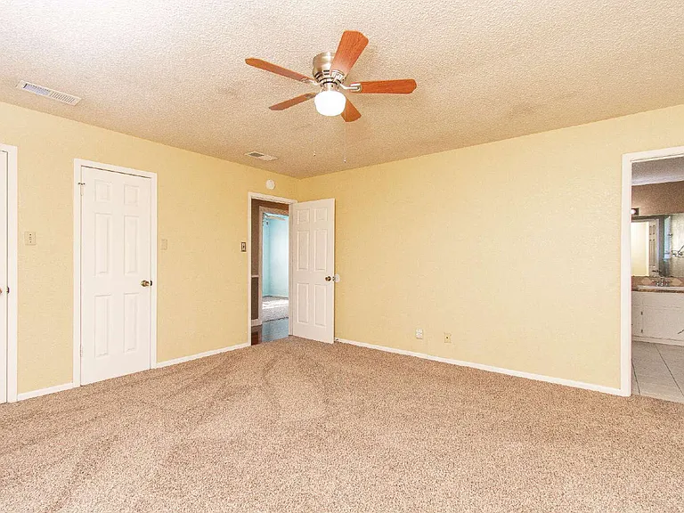 2001 Eisenhower Dr — Photo 15