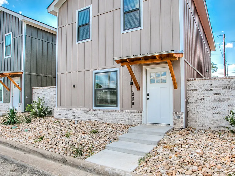 1009 Holiday Dr — Photo 31