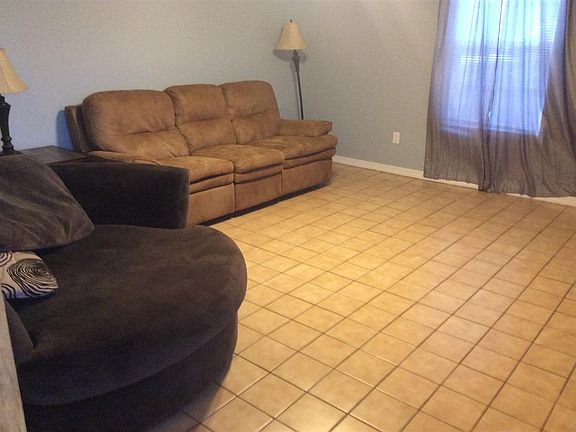 3rd image of 613 Cascade Dr
