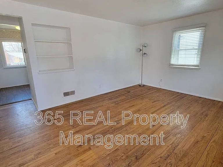 2432 16th Ave — Photo 2