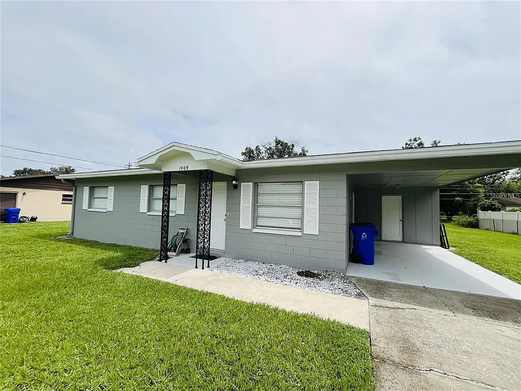 3 bed, 1.0 bath, 1064 sqft, $1,660 — Photo 2