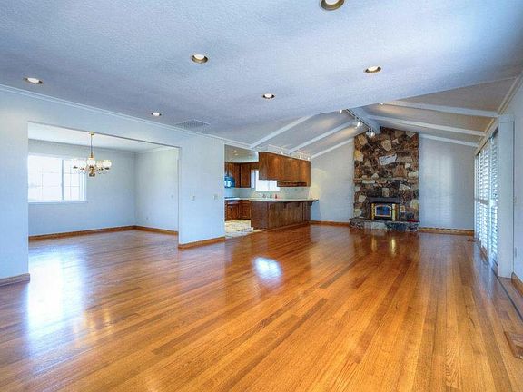 4th image of 550 Terrace Ave #House
