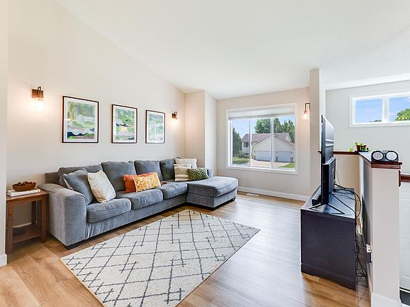 5th image of 1217 Olivia St SE
