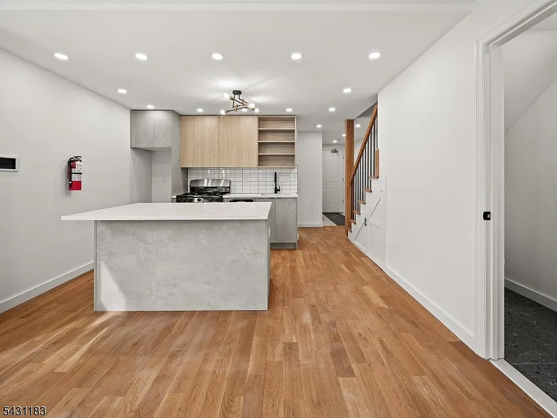 3 bed, 2.5 bath, $4,500 — Photo 4