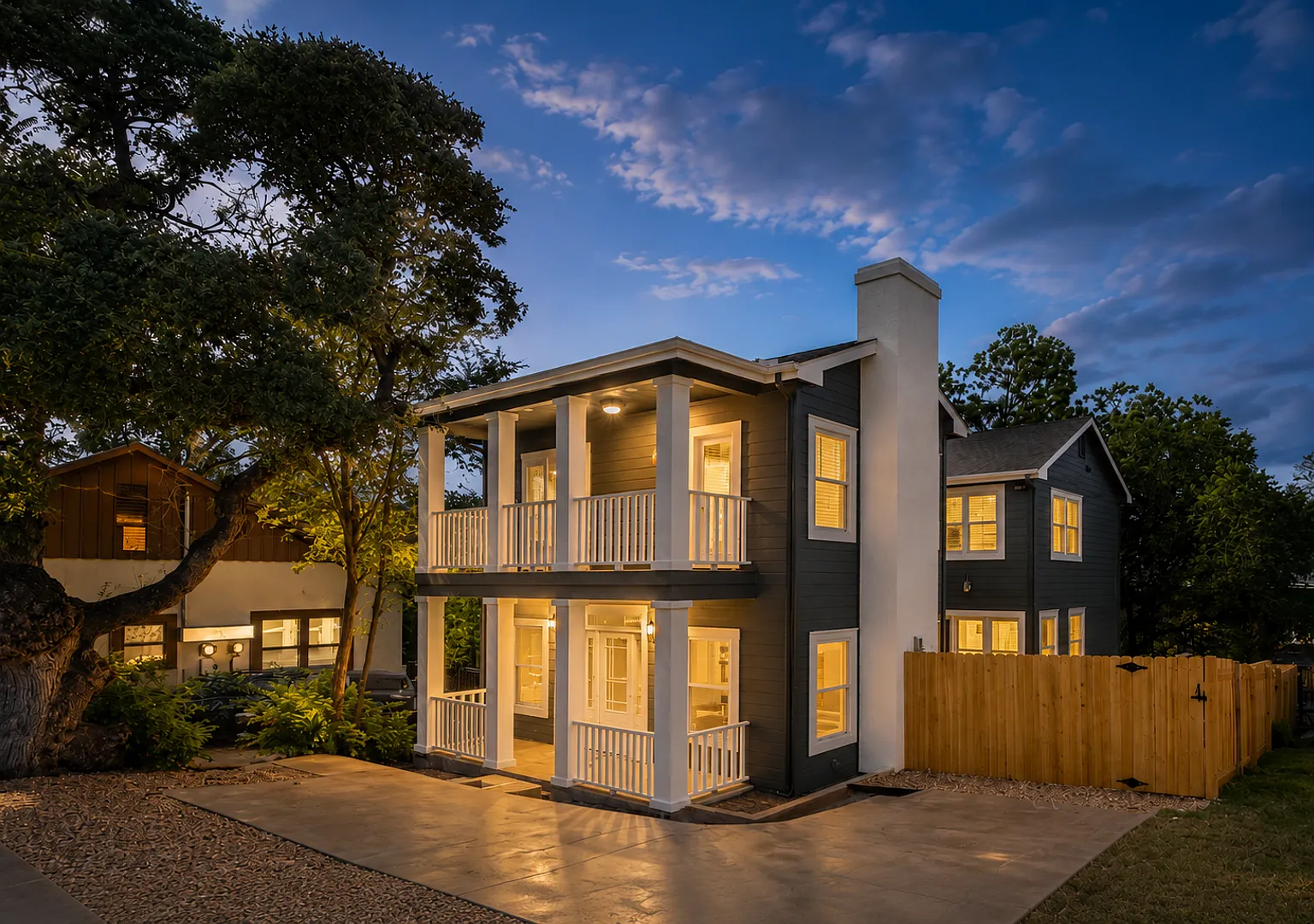 804 E Dean Keeton - Spacious House across the street from UT law - large deck and balcony with gr... — Photo 1