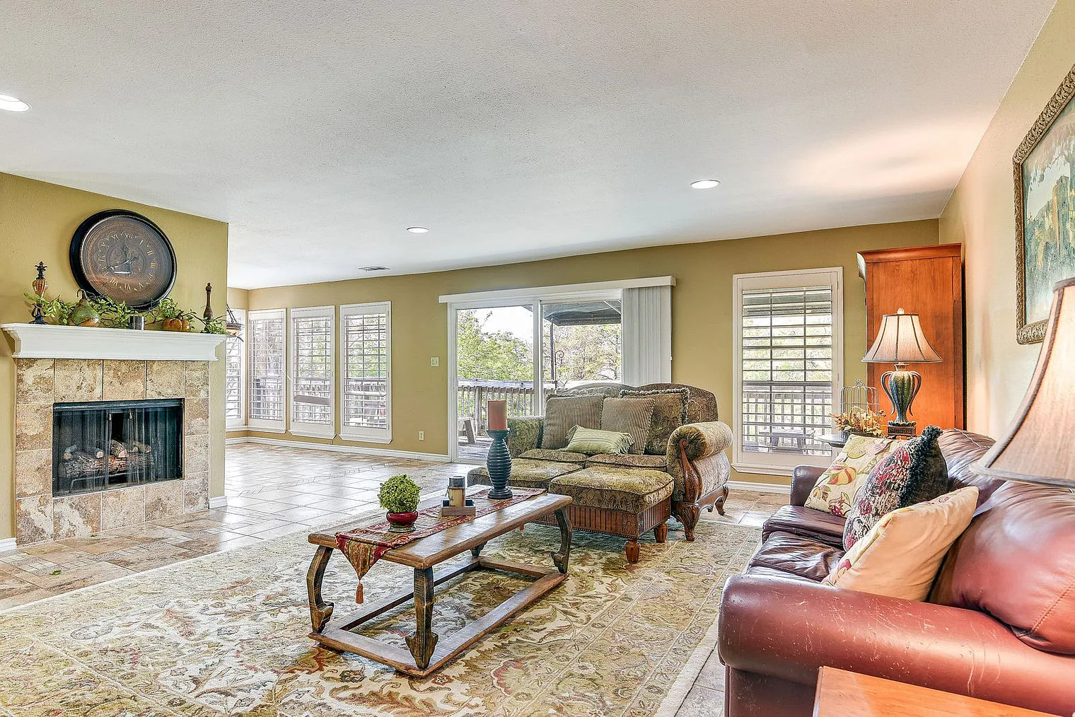 3 bed, 2.0 bath, 4090 sqft, $4,419 — Photo 2