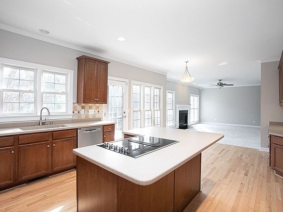 4th image of 413 Dairy Farm Dr