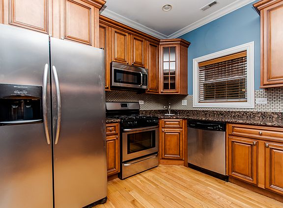 3rd image of 6545 N Sacramento Ave APT 1S