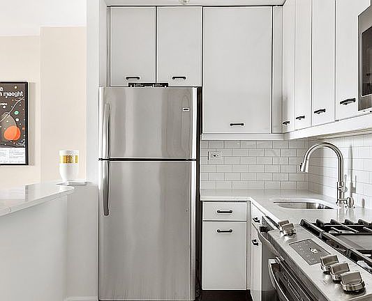 5th image of 255 E 49th St #17C