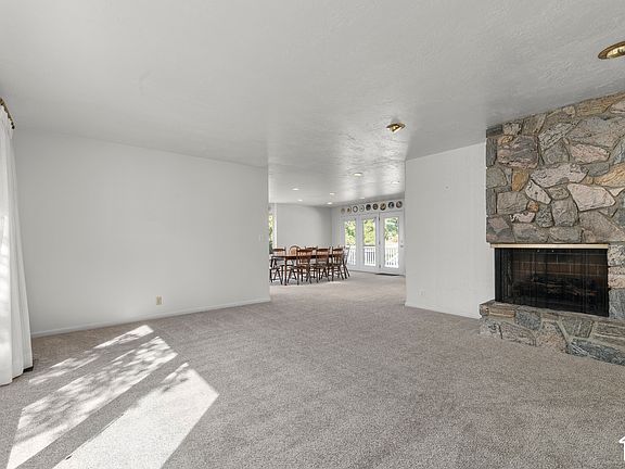 5th image of 399 E Oak Ln