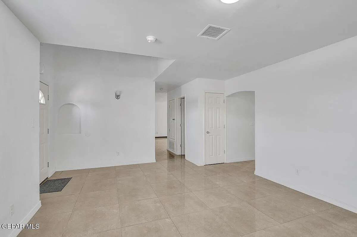 4 bed, 2.5 bath, 2194 sqft, $1,800 — Photo 3