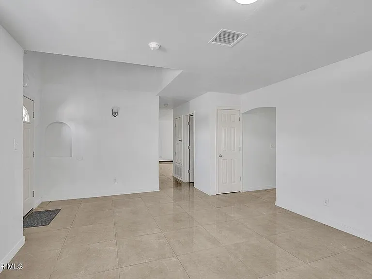 313 Peter Noyes Dr — Photo 3