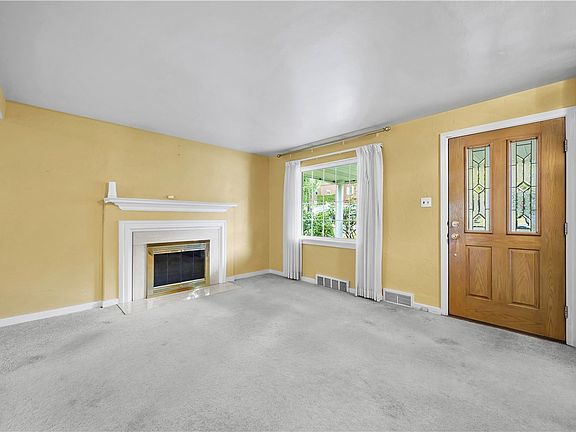 5th image of 61 Hollow Haven Dr