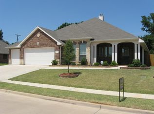 22 Beechcreek Dr, Edgecliff Village, TX 76134