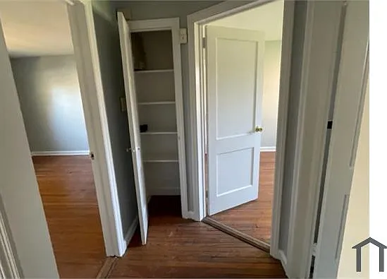 585 Thomas St — Photo 10