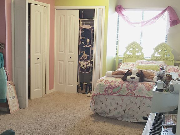 Upstairs Bedroom -pic 1 of 2