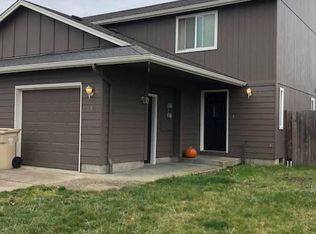 882 S 9th St, Harrisburg, OR 97446