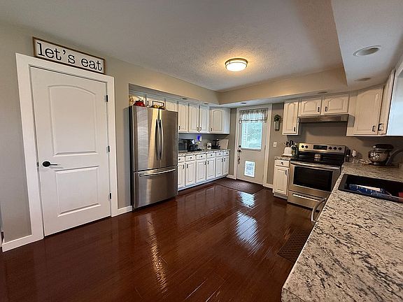 3rd image of 421 Clover Hill Dr