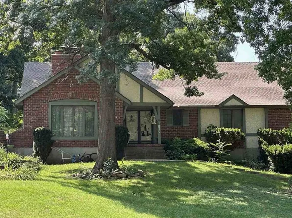 1812 SW Mic O Say Ct, Blue Springs, MO 64015