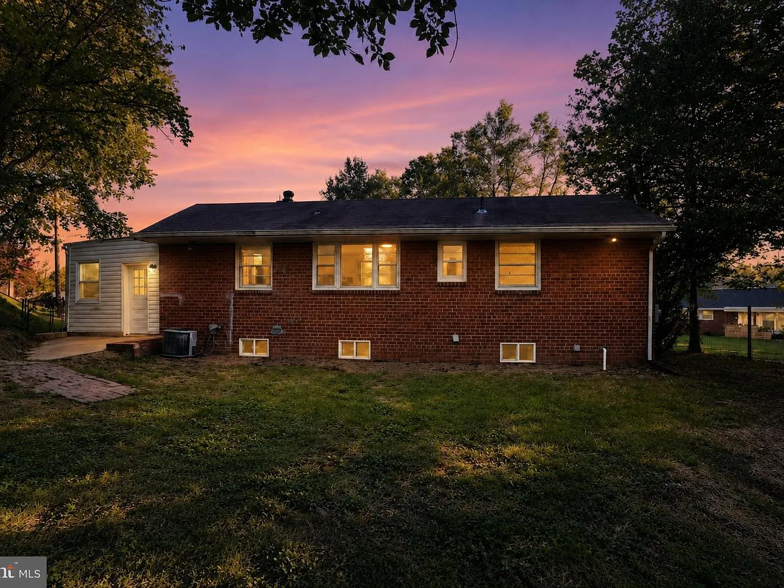 4 bed, 2.0 bath, 1372 sqft, $2,890 — Photo 2