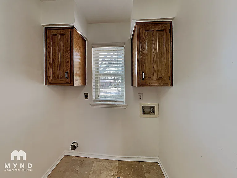 1607 Boardwalk Ct — Photo 15
