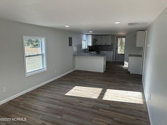 3rd image of 709 Cypress St