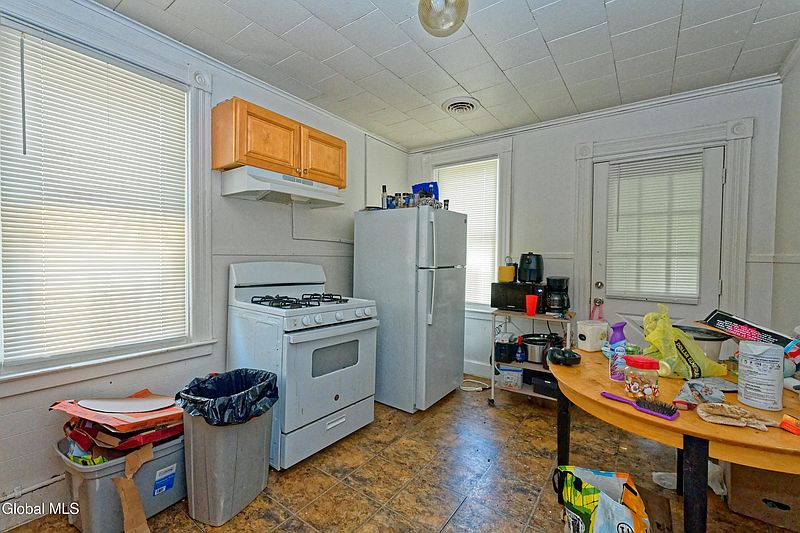 5th image of 521 Manhattan Street