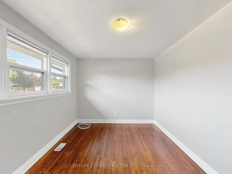25 Kenwood Cres — Photo 16