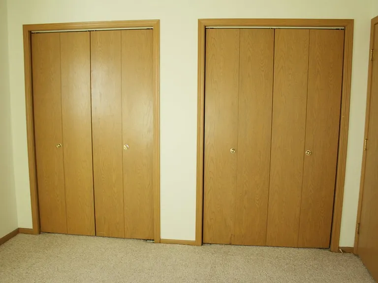 Williamsburg Apartments - Attached Double Garage! — Photo 12