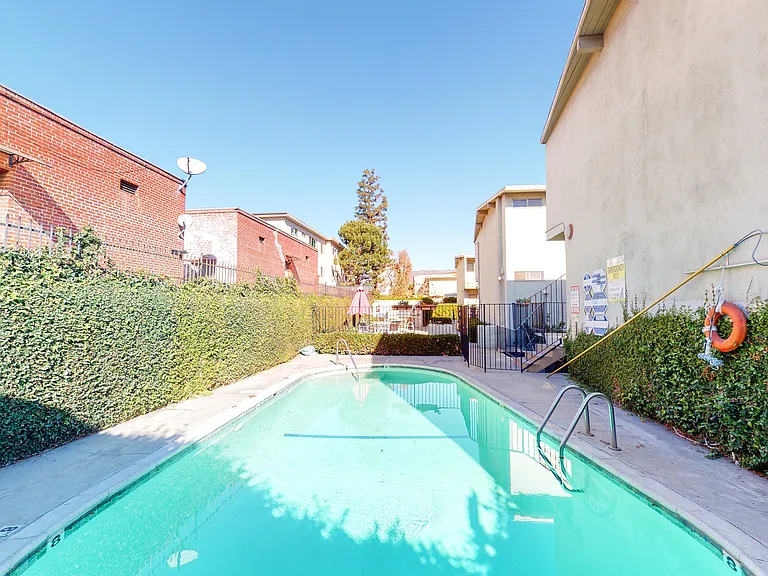 Oak Knoll Apartments Pool