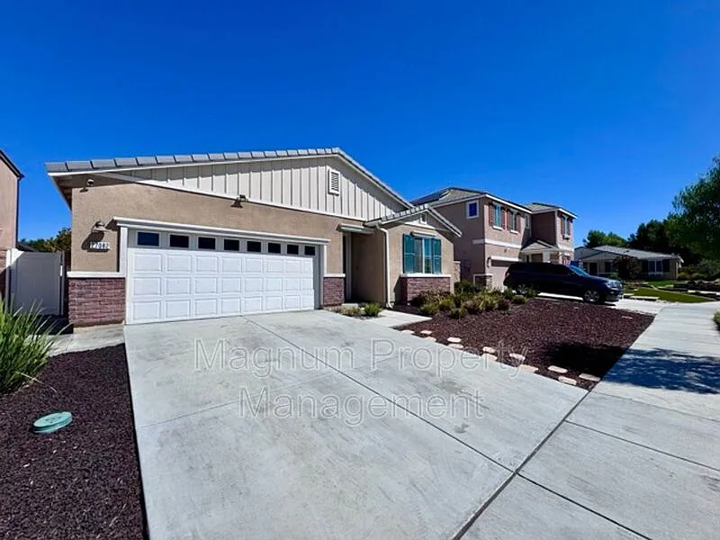 4 bed, 2.0 bath, 1902 sqft, $3,100 — Photo 2