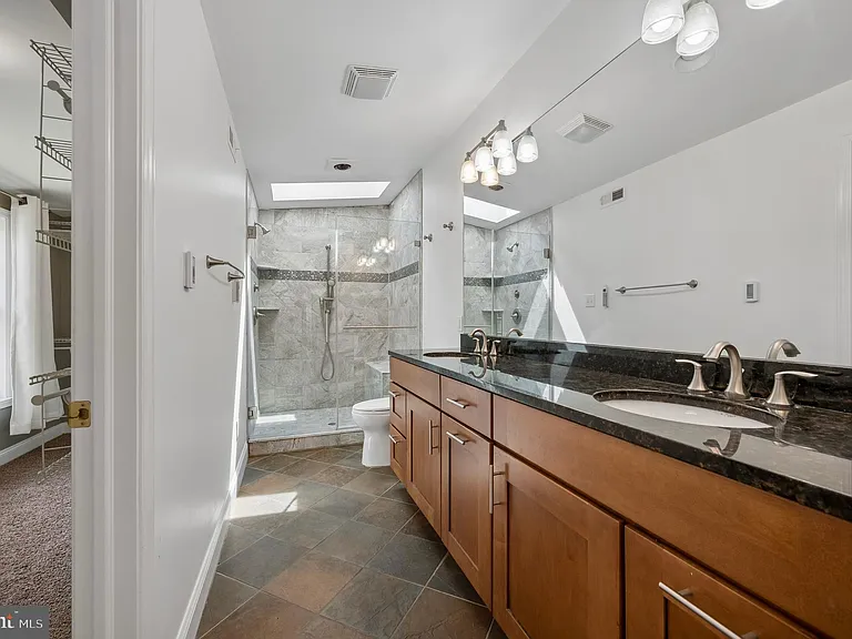 447 Dupont St — Photo 20