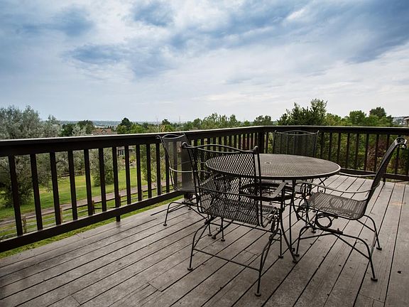 Large Deck - Perfect for Entertaining