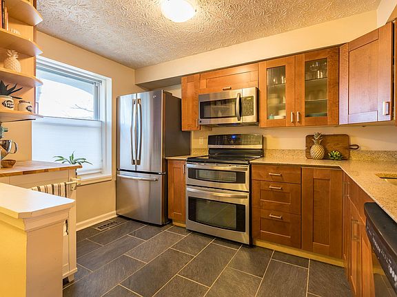 UPDATED KITCHEN WITH STAINLESS STEEL APPLIANCES