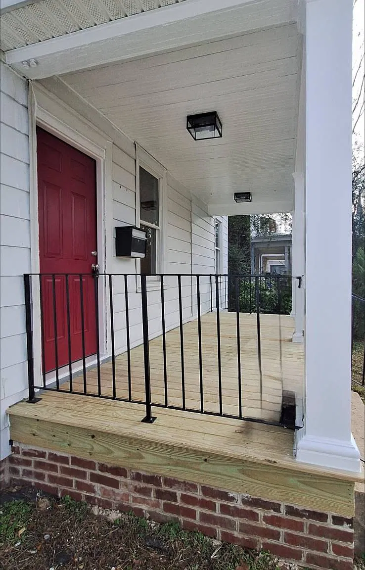 6 bed, 3.0 bath, 2400 sqft, $3,200 — Photo 2