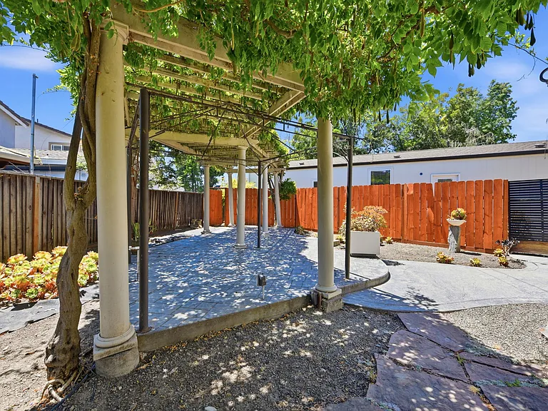 552 Stonehaven Ct — Photo 46